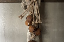 5 roestige bellen aan jute touw